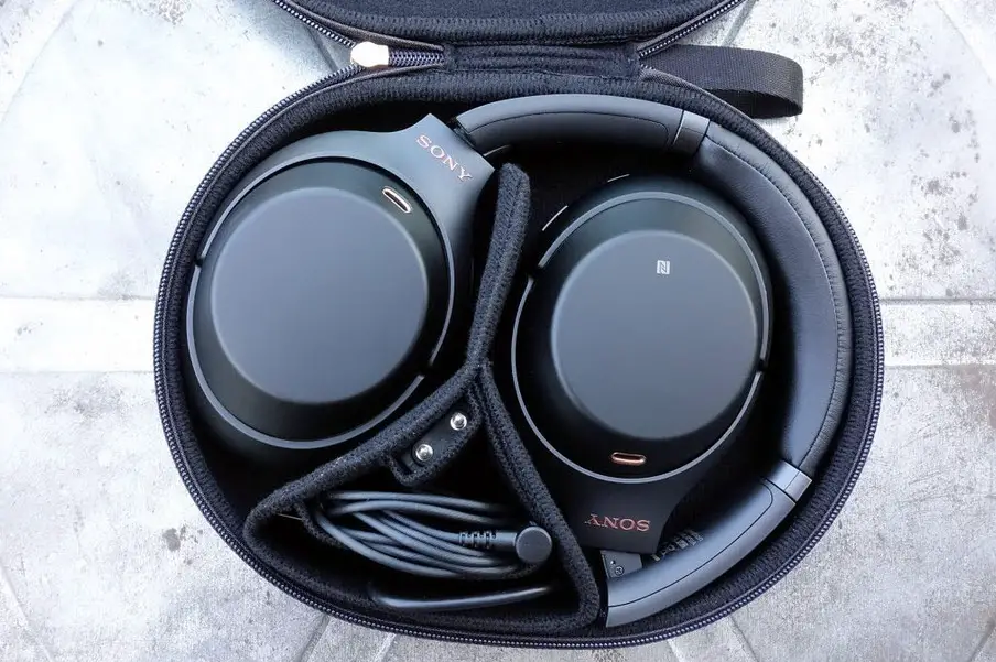 Sony WH-1000XM3 in the carrying case