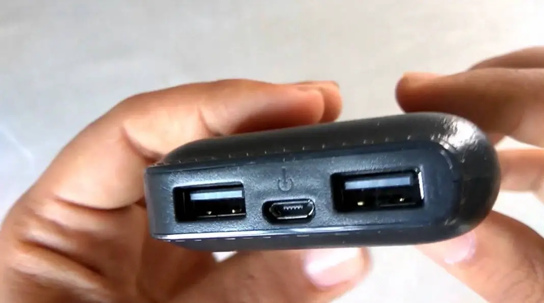 dual usb port charges two smartphones at the same time
